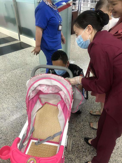 圖片1.png“真情服務(wù)”是讓旅客更加安心、放心、舒心的出行。行查室作為部門進(jìn)港服務(wù)的最后一個(gè)環(huán)節(jié)，在日常工作中也很注重服務(wù)細(xì)節(jié)。6月10日，行查室工作人員幫助旅客打開嬰兒車，為她排憂解難。.png