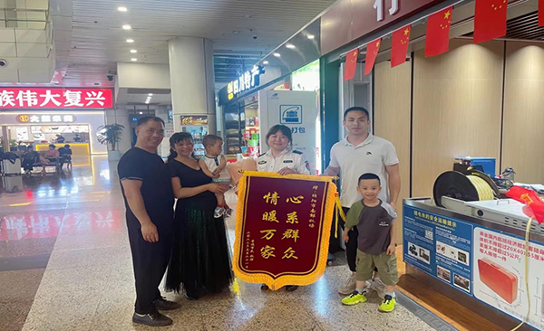 心系群眾，情暖萬家—— 綿陽機(jī)場(chǎng)安檢站暖心服務(wù)獲錦旗.png